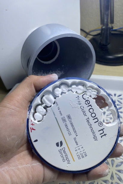 Hệ Số Co Phôi Zirconia: Đọc Dòng "Scale" Trên Đĩa Phôi