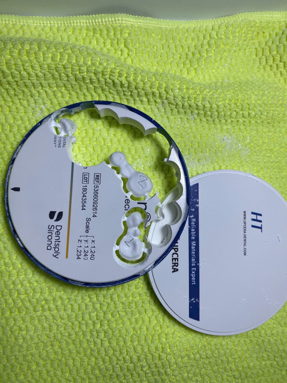 Đĩa phôi Zirconia Cercon HT trên máy phay, nhãn ghi hệ số co Scale 1,240
