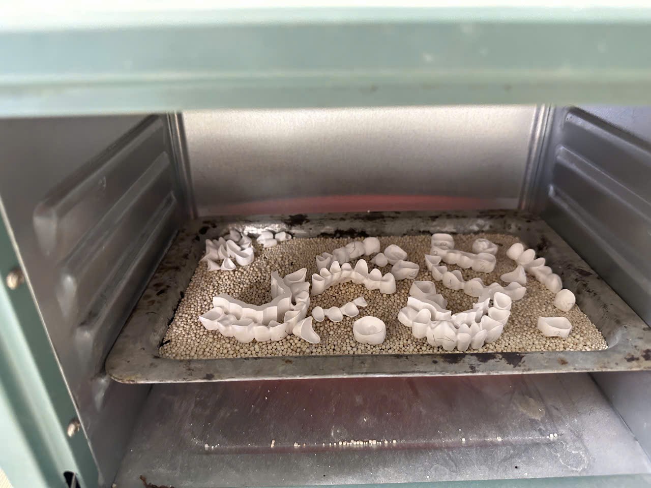 Mẻ sườn Zirconia vừa cắt chuẩn bị thiêu kết