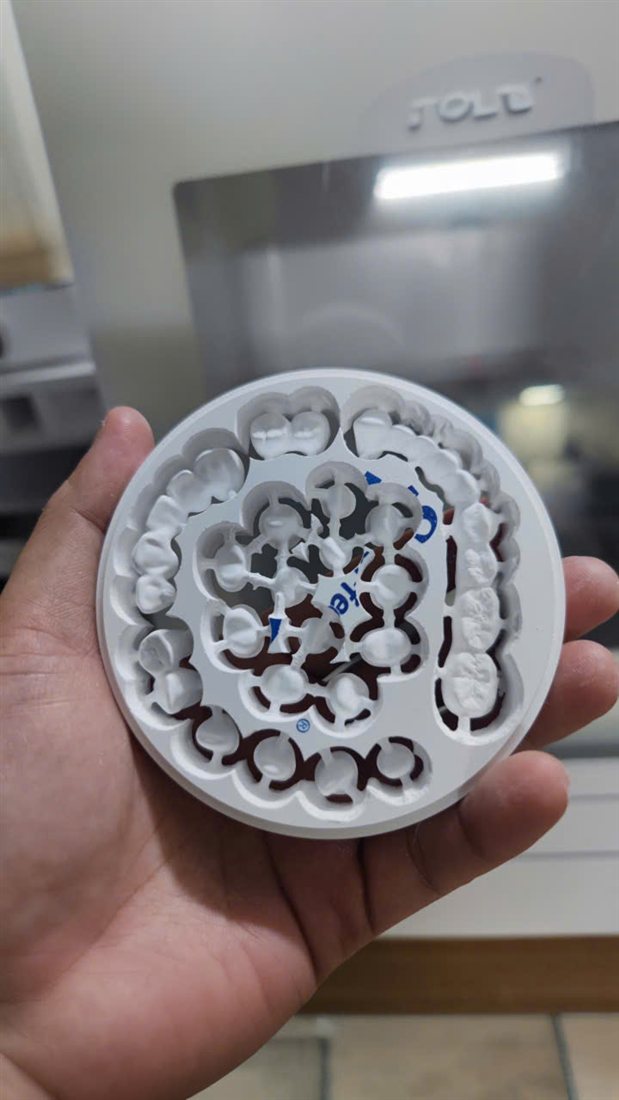 Sườn Zirconia được phay từ phôi trên máy CAD/CAM